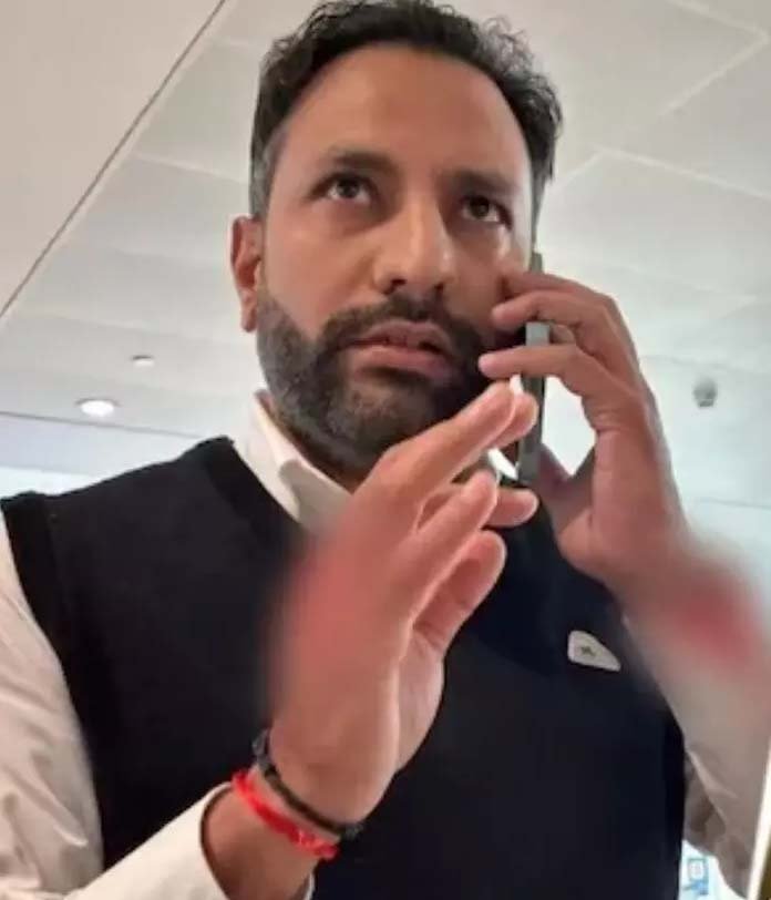 டெல்லி விமான நிலையத்தில் பயணியை  சரமாரியாக தாக்கிய ஏர் இந்தியா விமானி